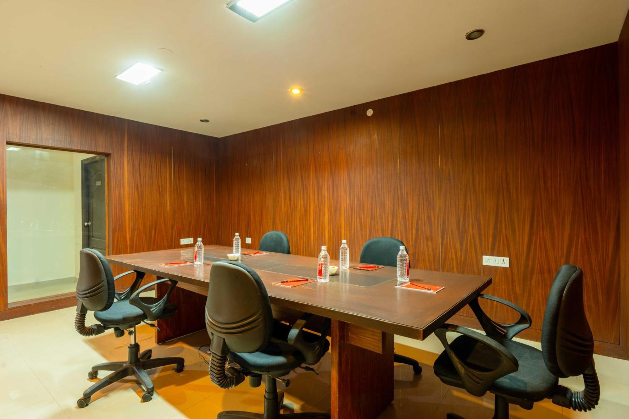 Treebo Ivory White Inn Bangalore Buitenkant foto